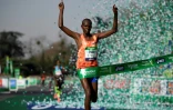 Le Kényan Paul Lonyangata franchit, en vainqueur, la ligne d'arrivée du dernier marathon de Paris, le 8 avril 2018