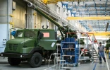 Un obusier autoporteur Caesar en cours d'assemblage dans l'usine Nexter de Roanne (Loire), le 4 juillet 2023