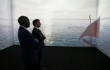 Le président français Emmanuel Macron (d) et le président kényan William Ruto (g) regardent un film d'intelligence artificielle (IA) réalisé par des cinéastes du programme Creation Africa lors du sommet Africa Forward à Nairobi, le 11 mai 2026 au Kenya