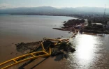 Un pont effondré à Palu, sur l'île des Célèbes en Indonésie, photographié le 1er octobre 2018, deux jours après un séisme et le passage d'un tsunami