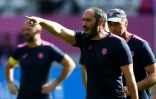 Julien Dupuy, entraîneur adjoint du Stade Français donne des consignes à ses joueurs lors d'un match de Top 14 contre Toulon à Paris, le 24 septembre 2017  