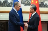 Le ministre russe des Affaires étrangères Sergueï Lavrov et son homologue chinois Wang Yi se rencontrent, le 16 octobre 2023 à Pékin