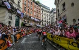 Le peloton du Tour de France 2025 dans la rue Lepic sur la butte Montmartre, lors de la dernière étape le 27 juillet 2025 à Paris