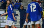 La déception de Zinédine Zidane après avoir assisté au revers de l'équipe de France devant le Sénégal au Mondial 2002, le 31 mai 2002 à Séoul