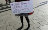 Une femme tient un panneau où l'on peut lire "21.500 femmes victimes de violence par an en France", sur le Vieux Port à Marseille, lors d'un rassemblement contre les violences faites aux femmes le 29 octobre 2017