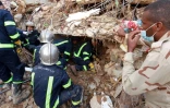 Pompiers et secouristes cherchant des survivants dans les décombres d'un immeuble effondré lors des inondations provoquées par la tempête qui a frappé la ville de Derna, dans l'est de la Libye, le 14 septembre 2023