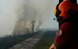 Un hélicoptère de la sécurité civile survole l'incendie près d'Ares (Gironde) le 29 juillet 2026
