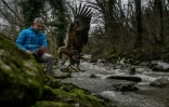 Jacques-Olivier Travers avec l'aigle Fletcher, au centre de réintroduction "Les Aigles du Léman", à Sciez en Haute-Savoie, le 28 mars 2024