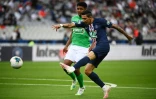 L'attaquant du Paris SG Angel Di Maria frappe au but contre Saint-Etienne lors de la finale de Coupe de France le 24 juillet 2020 au Stade de France