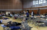 Des habitants de Nemours attendent dans un gymnase après leur évacuation suite aux inondations le 2 juin 2016 