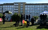 Des journalistes installés  devant l'hôpital Gemelli de Rome où le pape François est hospitalisé pour une bronchite, le 15 février 2025 