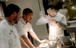 Le Chef Aaron Silverman (d) et ses sous-chefs en plein travail au restaurant Pineapple and Pearls
