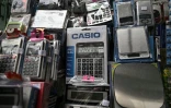 Des calculettes Casio en vente sur un marché de Bangkok, le 18 novembre 2025