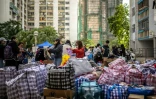 Distribution de produits de première nécessité aux sinistrés après l'incendie d'un groupe d'immeubles à Hong Kong, le 28 novembre 2025