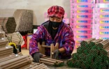 Un employé prépare des feux d'artifice pour le Nouvel an lunaire du Dragon, dans une usine à Liuyang, dans la province du Hunan, le 31 janvier 2024 dans le centre de la Chine