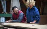 Des apprentis travaillent sur la restauration du Bel Espoir, le bateau de l'association des Amis du Jeudi Dimanche, au chantier d'insertion Le Moulin de l'Enfer, le 10 juin 2020 à Lannilis, dans le Finistère