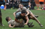 Taya Brown (c) du Nelson College plaqué par Kenry Killmister (g) et Joseph Abernethy de la Whanganui Collegiate School lors du Tournoi quadrangulaire, à Wellington, le 3 juillet 2019