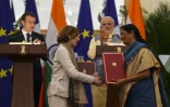 Le président Emmanuel Macron et le Premier ministre indien Narendra Modi (d) regardent les ministres française et indienne de la Défense, Florence Parly et Nirmala Sitharaman échanger des protocoles d'accords, le 10 mars 2018 à New Delhi
