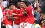 La joie du milieu de terrain de Manchester United, Jesse Lingard (g), félicité par ses coéquipiers après avoir marqué le 4e but contre Newcastle, lors de leur match de Premier League, le 11 septembre 2021 au Stade d'Old Trafford