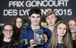 La présidente du Prix Goncourt des Lycéens Corto Courtois présente le roman primé en 2015, "D'apres une histoire vraie" by French Delphine de Vigan, à Rennes, le 1er décembre 2015