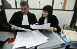 Eric Braun (g) et Caroline Bolla, avocats de Nicolas Charbonnier, l'"étrangleur" de Strasbourg, à la cour d'assises du Bas-Rhin, le 17 mars 2016