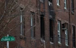 La façade noircie par les flammes de l'immeuble où a eu lieu un incendie qui a fait 13 morts, dont sept enfants, dans un quartier central de Philadelphie, le 5 janvier 2021