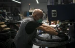 Un employé de la société InCycles Bike Group assemble des vélos dans une usine d'Agueda, au Portugal, le 15 octobre 2021
