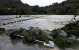Un panneau renversé sur la rive de la rivière Gardon (Gard), après des pluies diluviennes qui se sont abattues sur la région, le 19 septembre 2020