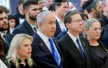 (g-d) Sara Netanyahu, l'épouse du Premier ministre israélien, Benjamin Netanyahu, le président Isaac Herzog et la Première dame Michal Herzog assistent à une cérémonie commémorative en hommage aux Israéliens tués, le 27 octobre 2024, au cimetière militaire du Mont Herzl à Jérusalem