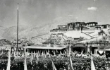 Des Tibétains rassemblés devant le palais du Potala (ancienne demeure du Dalaï Lama )lors du soulèvement armé contre la domination chinoise, le 10 mars 1959 à Lhassa, au Tibet