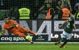 Le gardien parisien Alphonse Areola arrête un penalty tiré par Rémy Cabella à Saint-Etienne, le 6 avril 2018