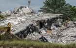 Des secouristes venus de tous les Etats-Unis, du Mexique et d'Israël s'affairent sur les décombres d'un immeuble effondré en Floride onze jours plus tôt, le 6 juillet 2021 