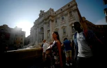 Kaba, arrivé de Guinée, guide des touristes à travers Rome, et ici, près de la Fontaine de Trevi