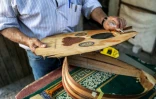 Le luthier palestinien Souhail Abou Chawich dans son atelier de réparation d'ouds, au camp de réfugiés de Nousseirat, dans le centre de la bande de Gaza, le 23 juin 2026