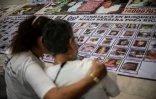 Deux Mexicaines devant les portraits de personnes portées disparues, le 20 janvier 2019 à Huitzuco de los Figueroa
