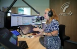 La journaliste de Radio Vinci Autoroutes Mathilde Ferrière, le 16 août 2024 en studio à Avignon