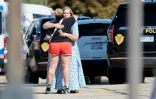 Des gens se prennent dans les bras à Grand Blanc, dans le Michigan, après l'attaque sur une église ayant fait un mort et neuf blessés, le 28 septembre 2025