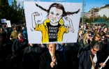 Une manifestante brandit une pancarte dépeignant Greta Thunberg, à Montréal le 27 septembre 2019
