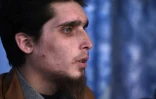 L'étudiant afghan Mohammed Yousuf (c), 23 ans, qui a passé neuf mois en captivité aux mains des jihadistes de l'EI, lors d'une interview avec l'AFP, le 17 novembre 2015 à Kaboul