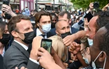 Le président Macron dans les rues de Valence le 8 juin 2021 peu après avoir été giflé par un homme