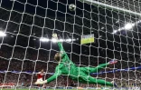 Le Brésilien Gabriel expédie son tir au but au-dessus du but de Matvei Safonov, en finale de la Ligue des champions entre le PSG et Arsenal, le 30 mai 2026 à Budapest