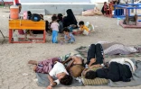 Des familles déplacées se reposent à même le sol dans un campement temporaire au nord d'Aden, le 15 septembre 2026 au Yémen