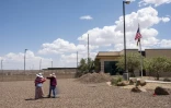 Deux femmes marchent près du centre de détention pour migrants de la police américaine aux frontières le 1er juillet à Clint au Texas