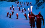 Des moniteurs de ski français participent à une descente aux flambeaux pour le 16 janvier 2021 dans la station de Chamrousse, en Isère, pour protester contre la décision du gouvernement de maintenir la fermeture des remontées mécaniques