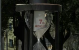 Un sablier géant indique qu'il ne reste que quelques heures avant de pouvoir fumer à Sao Paulo au Brésil, le 6 août 2009