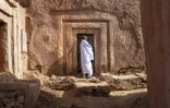Mohamed Ben Baty entre dans sa maison, le 4 avril 2025, dans la ville médiévale de Oualata, en Mauritanie