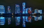 Des photos de personnel médical envoyé à Wuhan projetées sur des immeubles de Fuzhou, leur ville d'origine, le 20 mars 2020