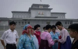 Des Nord-Coréens viennent se recueillir au Palais du Soleil Kumsusan où reposent les corps des dirigeants Kim Il-Sung et Kim Jong-Il, le 27 juillet 2017 à Pyongyang