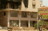 Un immeuble endommagé dans une rue de Khartoum pendant des combats entre l'armée et les paramilitaires, le 23 avril 2023 au Soudan