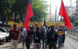 Photo diffusée par une source anonyme via Facebook le 26 mars 2021 de manifestants brandissant des drapeaux de la Ligue nationale pour la démocratie (LND), à Rangoun